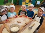 Delfinki pieką pierniczki